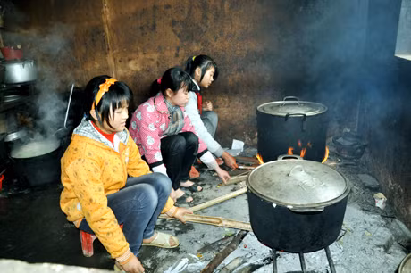 Học sinh Trường Phổ thông dân tộc bán trú THCS Đồn Đạc (huyện Ba Chẽ) tự nấu cơm.