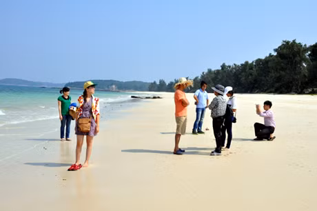 Bãi biển Hồng Vàn, một trong những bãi biển đẹp của huyện đảo Cô Tô, may mắn là do chưa bị tác động nhiều bởi các hoạt động du lịch nên môi trường vẫn còn trong lành.