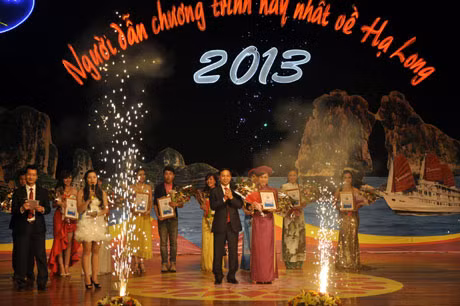 Đồng chí Đặng Huy Hậu, Phó Chủ tịch UBND tỉnh trao giải nhất cho thí sinh Diễm My (Đài PTTH Thừa Thiên-Huế).