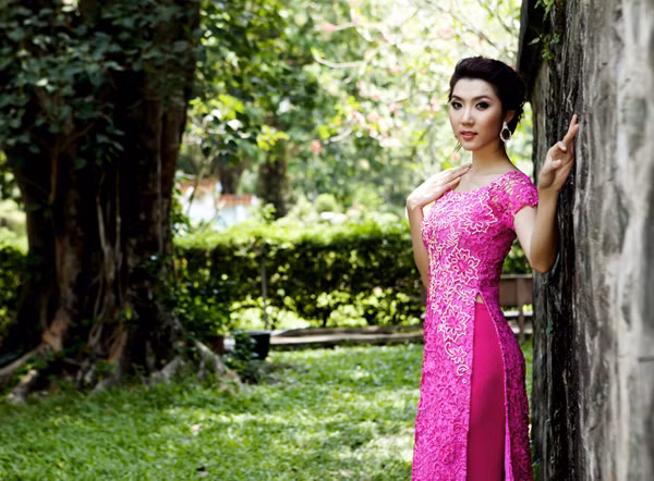 Bận rộn với cuộc thi Bước nhảy Hoàn vũ nhưng Ngọc Quyên vẫn tích cực chạy show làm mẫu ảnh, diễn thời trang và đi sự kiện.