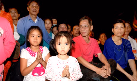 Hàng nghìn Phật tử về tham dự lễ.