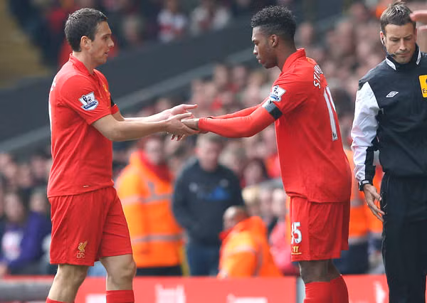 Không Suarez, hàng công Liverpool trông chờ ở Downing (trái) và Sturridge