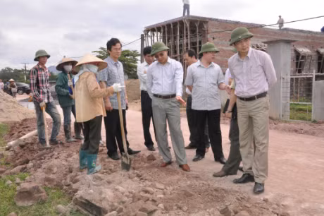 Kiểm tra tình hình thi công xây dựng đường giao thông nông thôn tại thôn 5, xã Hải Tiến