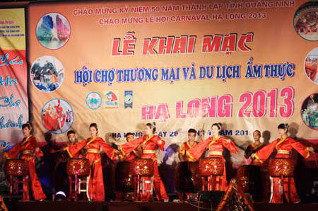 Lễ khai mạc Hội chợ.