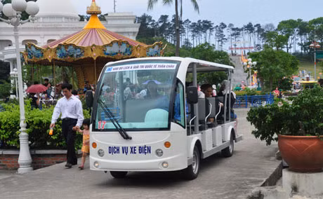Trong khu du lịch có dịch vụ xe điện đưa đón khách.