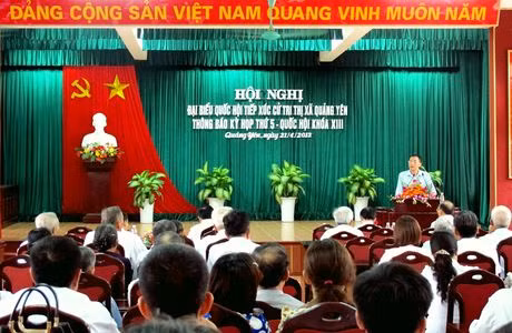 Đồng chí Trần Văn Minh tiếp xúc cử tri tại thị xã Quảng Yên.