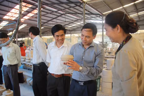 Đồng chí Đặng Huy Hậu, Phó Chủ tịch UBND tỉnh thăm công nghệ sản suất gốm mỏng ở Công ty TNHH Gốm sứ mỹ nghệ Quang Vinh 
