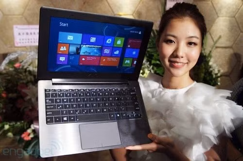 Khi được giới thiệu, Asus Taichi gây ấn tượng nhờ thiêt kế hai màn hình độc đáo. Ảnh: Engadget.