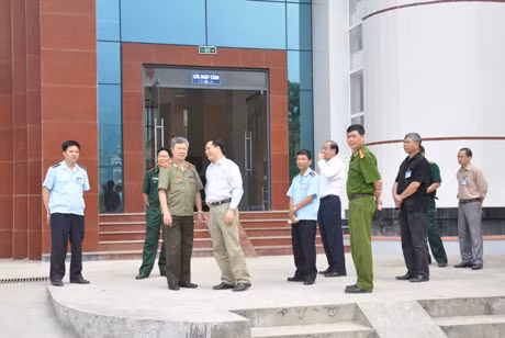 Đồng chí Vũ Chí Thực kiểm tra tại cửa khẩu Bắc Phong Sinh (Hải Hà).