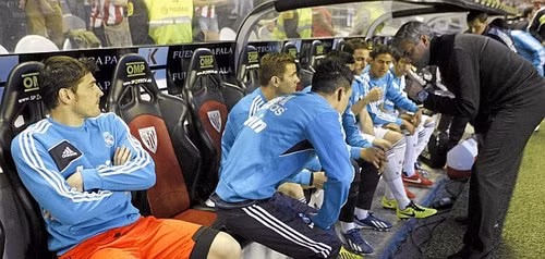 Mourinho "nồng ấm" với các cầu thủ dự bị trừ thủ quân Casillas.