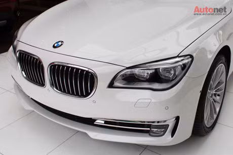BMW Series 7 mới sở hữu lưới tản nhiệt giờ mang 9 thanh đứng mỗi bên