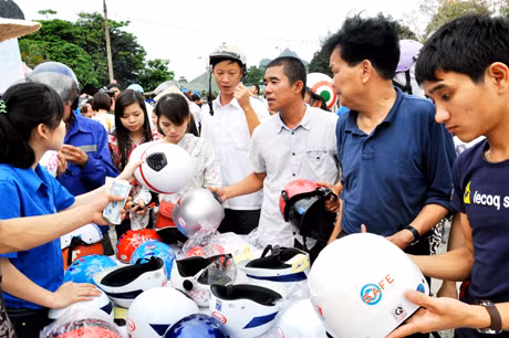 Người dân TP Hạ Long tham gia đổi MBH