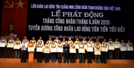 Đồng chí Phạm Minh Chính, Bí thư tỉnh ủy; Trần Xuân Hòa, Chủ tịch Hội đồng thành viên Vinacomin trao tặng bằng khen của UBND tỉnh và hoa cho công nhân tiên tiến tiêu biểu tại lễ phát động Tháng Công nhân năm 2013, tuyên dương công nhân tiên tiến tiêu biểu.