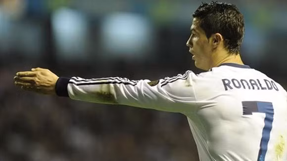 Ronaldo trước cú sút phạt thành bàn trận gặp Bilbao