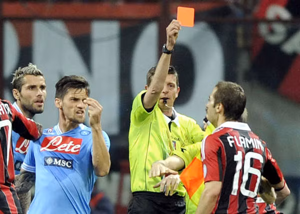 Flamini (số 16) bị đuổi sau một pha vào bóng ác ý đối với cầu thủ Napoli.