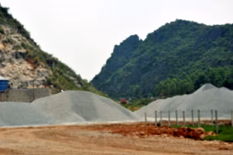 Khu vực khai thác đá của Công ty VLXD Yên Đức.