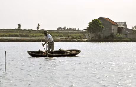 Ông Nguyễn Văn Khang, khu 12, xã Hà An (Quảng Yên) đang kiểm tra các thông số kỹ thuật về nguồn nước để chuẩn bị thả giống cho vụ nuôi năm nay.