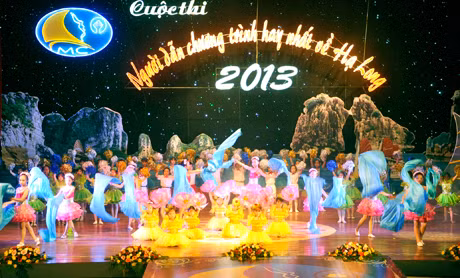 Các em thiếu nhi múa hát chào mừng Cuộc thi Người dẫn chương trình hay nhất về Hạ Long 2013.