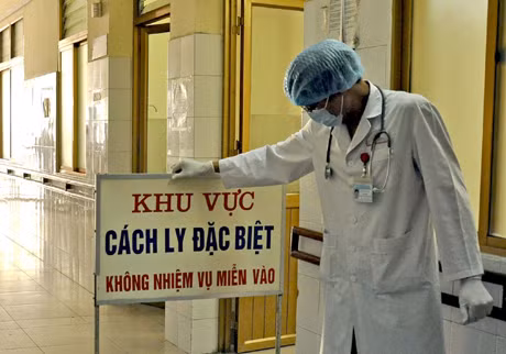Khoa Truyền nhiễm, Bệnh viện Đa khoa tỉnh, chuẩn bị khu vực cách ly đặc biệt để sẵn sàng tiếp nhận bệnh nhân nhiễm cúm A/H7N9 vào điều trị.