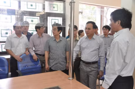 Đồng chí Đặng Huy Hậu, Phó chủ tịch UBND tỉnh kiểm tra việc xây dựng và hoạt động của Trung tâm Dịch vụ hành chính công TP Móng Cái