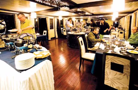 Bữa tiệc buffet buổi tối trên du thuyền.