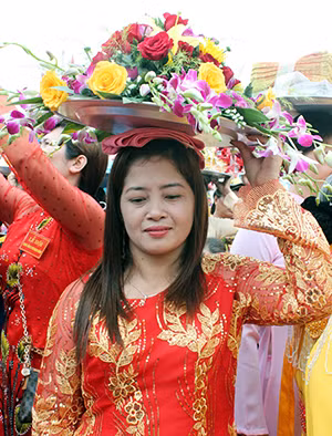 Mâm lễ được trang-trí cầu kỳ phục vụ đoàn rước Lễ hội Bạch Đằng.