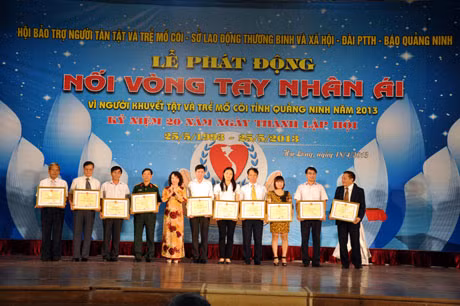 Phó Chủ tịch UBND tỉnh tặng bằng khen của UBND tỉnh cho tập thể và cá nhân có thành tích trong hoạt động bảo trợ người tàn tật và trẻ mồ côi.