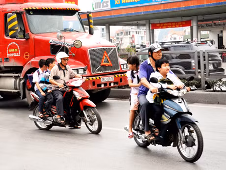 Theo khảo sát của PV tại Trường Tiểu học Quang Trung, TP Hạ Long thì có đến 70% phụ huynh không đội MBH cho con em mình khi đưa đón.