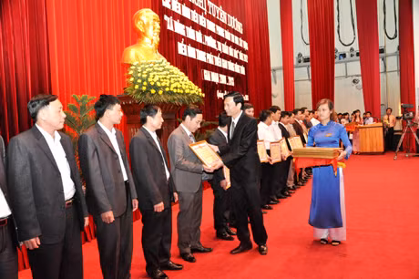 đồng chí: Đỗ Thị Hoàng, Phó Bí thư Thường trực Tỉnh ủy; Nguyễn Văn Đọc, Phó Bí thư Tỉnh ủy, Chủ tịch UBND tỉnh