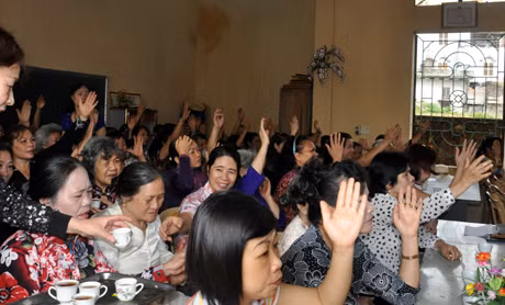 Hội viên, phụ nữ phường Cẩm Thành (TP Cẩm Phả) biểu quyết đồng tình với bố cục, nội dung Dự thảo sửa đổi Hiến pháp năm 1992.