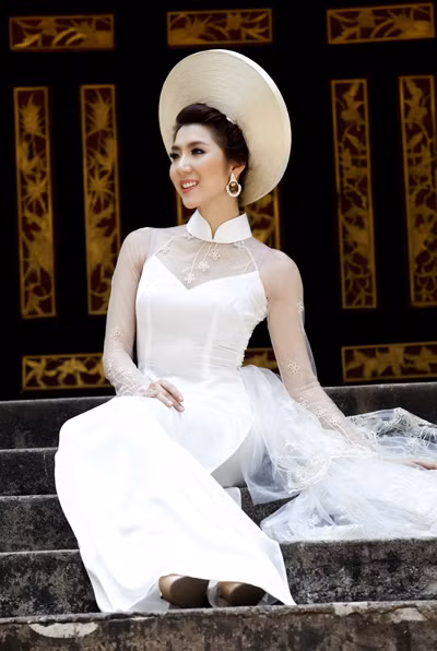 Chân dài không còn vẻ lạnh lùng, cá tính như trên sàn diễn mà khoe nét đằm thắm, dịu dàng của người con gái Việt.