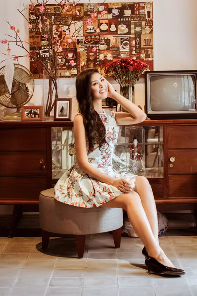 Váy xòe luôn được lòng phái đẹp bởi vẻ nữ tính, đáng yêu và che được nhiều khuyết điểm như vòng 2 lớn, đùi to... Bạn sẽ trở nên hấp dẫn như Hoa hậu Ngọc Hân với kiểu họa tiết thời thượng, sang trọng.