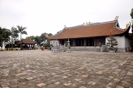 Đền Trần Hưng Đạo nằm trong quần thể di tích quốc gia đặc biệt khu di tích lịch sử Chiến thắng Bạch Đằng 1288.