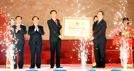 Phó Thủ tướng Nguyễn Thiện Nhân trao Bằng xếp hạng Di tích quốc gia đặc biệt Khu Di tích lịch sử Bạch Đằng tại buổi lễ.