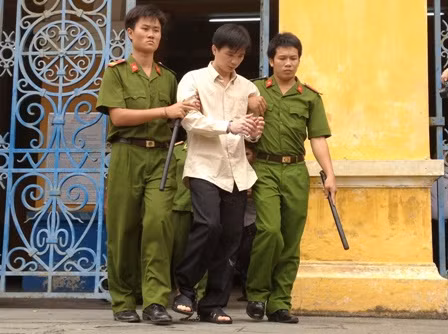 Tâm rệu rã lê bước ra xe