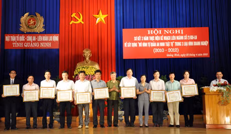 Các đồng chí Vũ Chí Thực, Giám đốc Công an tỉnh, Trưởng BCĐ thực hiện phong trào toàn dân bảo vệ ANTQ tỉnh và Đỗ Thị Lan, Chủ tịch LĐLĐ tỉnh tặng bằng khen của BCĐ thực hiện phong trào toàn dân bảo vệ ANTQ tỉnh cho các tập thể.