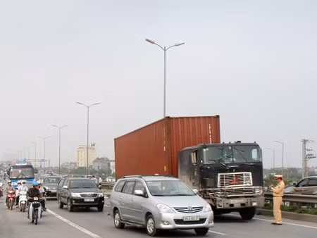 Lực lượng chức năng xử lý vụ việc.