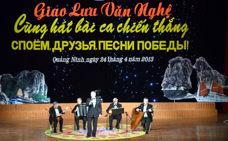 Nghệ sĩ nhân dân Macchenko Valadiamia thể hiện một số bài hát Nga.
