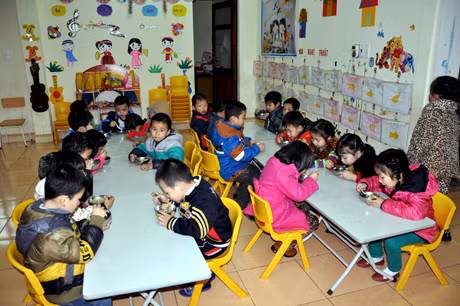 Học sinh bán trú Trường mầm non Hoa Hồng (huyện Tiên Yên) trong giờ ăn trưa.