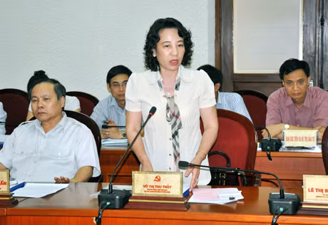 Đồng chí Vũ Thị Thu Thủy, Phó Chủ tịch UBND tỉnh phát biểu tại hội nghị