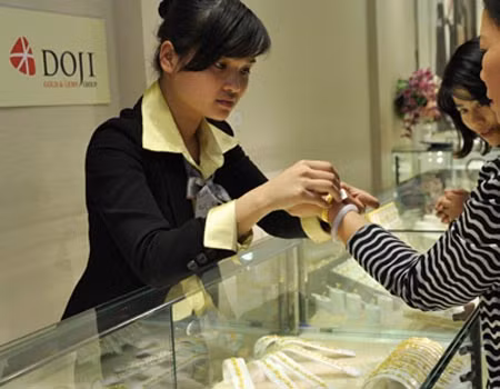Các doanh nghiệp giảm mạnh giá mua vàng trước phiên đấu thầu của Ngân hàng Nhà nước. Ảnh: Anh Quân
