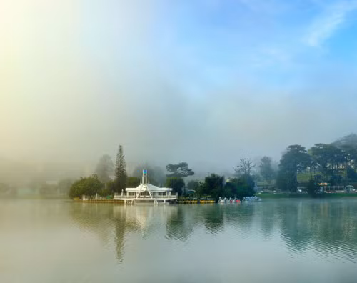 Không chỉ đứng trên cao, ngay Hồ Xuân Hương du khách cũng có thể nhìn thấy màn sương bao phủ.