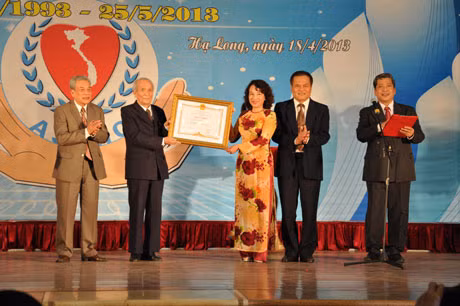 Phó Chủ tịch UBND tỉnh Vũ Thị Thu Thuỷ trao bằng khen của Thủ tướng Chính phủ cho Hội Bảo trợ người tàn tật và trẻ mồ côi tỉnh.
