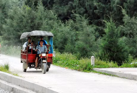 Xe chở du khách tham quan thắng cảnh ở Minh Châu.