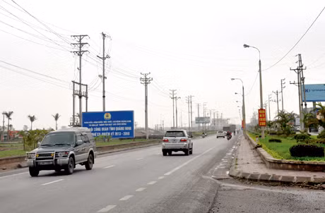 Hệ thống đường giao thông, đường điện, vỉa hè... KCN Kim Sen, xã Kim Sơn được đầu tư nâng cấp, tạo cho “bộ mặt” đô thị Đông Triều ngày càng khang trang.