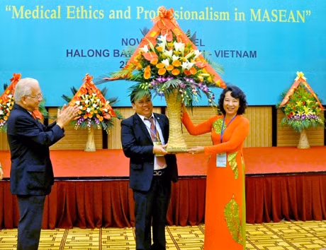 Đồng chí Vũ Thị Thu Thuỷ, Phó Chủ tịch UBND tỉnh tặng hoa chúc mừng Hội nghị giữa nhiệm kỳ Masean XV tại Quảng Ninh.