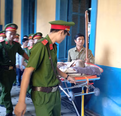 Bản án lương tâm khiến bị cáo Út nhảy lầu tự vẫn nhưng bất thành, phải ra vành móng ngựa trong tình trạng nằm liệt giường.