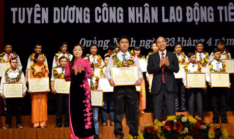 Đồng chí Đặng Huy Hậu, Phó Chủ tịch UBND tỉnh; Đỗ Thị Lan, Chủ tịch LĐLĐ tỉnh trao tặng bằng khen của UBND tỉnh, hoa cho công nhân tiên tiến tiêu biểu tại lễ phát động Tháng Công nhân năm 2013, tuyên dương công nhân tiên tiến tiêu biểu.