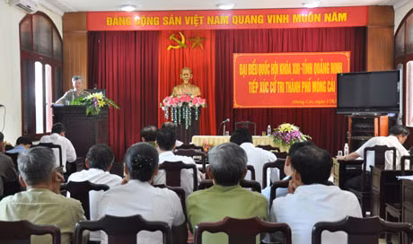 Đồng chí Vũ Chí Thực tiếp xúc cử tri TP Móng Cái.