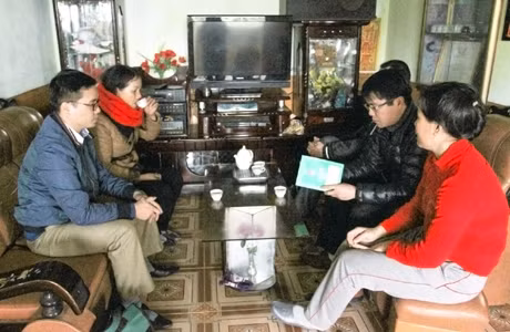 Cán bộ Ngân hàng CSXH huyện Cô Tô xuống tận cơ sở để hướng dẫn hộ dân làm thủ tục vay vốn.